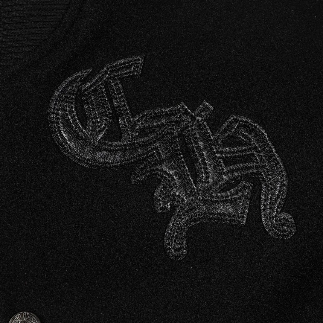 🅿️410 CH➡️Cro Xin 2024ss runway style baseball uniform jacket. I ordered the original model and it took a month to finally ship it. I love it so much. The upper body is really handsome. A blogger on Douyin said that LV's new products this year will become the future trend. If you look through street photos, you will find that celebrities regard it as a collectible jacket, a must-have item for men and women who want light luxury for commuting. Developing the highest version on the entire network, it took 1 month to customize and the cost was extremely high. The German imported flat-machine made custom-woven wool jacquard threads, using the first layer of imported lambskin. The pleated texture is unparalleled. It is hand-cut and meticulously crafted. The stitching position is very technical. Whether the whole garment is good or not depends on this position. Top-notch workmanship and details can stand the test. A full set of customized accessories, the letters are clear and perfectly restored without any difference. High-end atmosphere and full grade! The entire dress is exclusively customized with heavy craftsmanship. The towel patch embroidery is perfectly combined with craft embroidery and precise stitching! Absolute craftsmanship quality!
